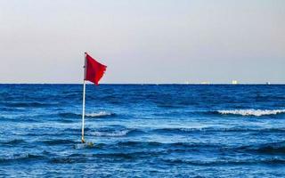 rood vlag zwemmen verboden hoog golven playa del carmen Mexico. foto