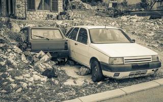 oud gebroken klein auto geparkeerd strak in chaotisch tuin Kroatië. foto