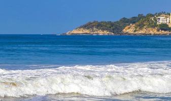 extreem reusachtig groot surfer golven Bij strand puerto escondido Mexico. foto