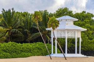 wit edele pergula paviljoen in paradijs Aan strand palmen Mexico. foto