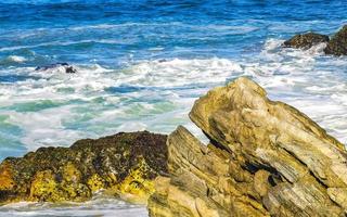 mooi rotsen kliffen surfer golven Bij strand puerto escondido Mexico. foto