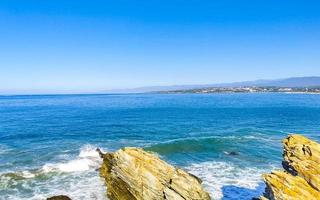 mooi rotsen kliffen surfer golven Bij strand puerto escondido Mexico. foto