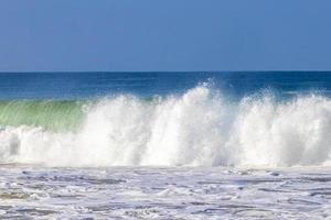 extreem reusachtig groot surfer golven Bij strand puerto escondido Mexico. foto