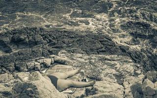 groot dik vrouw leugens en zonnebaadt Aan de strand Kroatië. foto