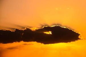 kleurrijk lucht Bij zonsondergang foto