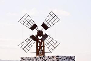 traditioneel windmolen onder Doorzichtig blauw lucht foto