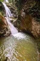 schilderachtig uitzicht op de waterval foto