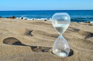 zandloper Aan de zand strand foto