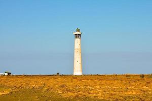 vuurtoren door de zee foto