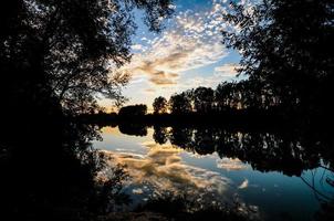 zonsondergang over de rivier foto