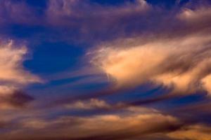 lucht over- de zonsondergang foto