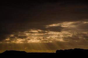 kleurrijk lucht Bij zonsondergang foto