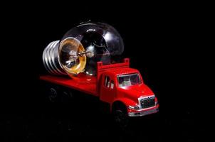 licht lamp Aan een speelgoed- vrachtauto foto