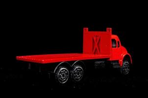 rode speelgoed vrachtwagen foto