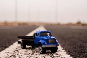 speelgoed- vrachtauto Aan de weg foto