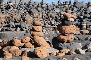 gestapeld rotsen Aan de strand foto