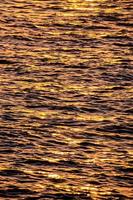 de zee bij zonsondergang foto