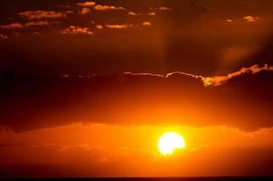 kleurrijk lucht Bij zonsondergang foto