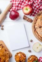 blanco Koken boek Hoes mockup met appel taart, vlees taart en seizoensgebonden fruit foto