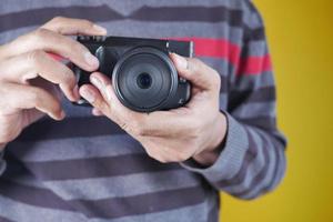 een mannen is nemen afbeeldingen Aan een camera. foto