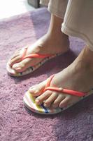 top visie van meisjes voeten vervelend sandaal Bij vroeg ochtend- foto