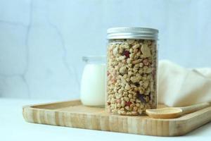 muesli moslim en glas van melk Aan tafel foto