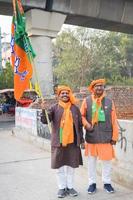 Delhi, Indië, december 02 2022 -bharatiya janate partij bjp supporter gedurende mega weg tonen in ondersteuning van bjp kandidaat pankaj luthara naar het dossier voordracht papieren verder van mcd lokaal lichaam verkiezingen 2022 foto