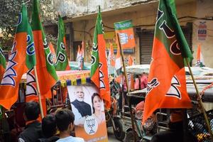 Delhi, Indië, december 02 2022 -bharatiya janate partij bjp supporter gedurende mega weg tonen in ondersteuning van bjp kandidaat pankaj luthara naar het dossier voordracht papieren verder van mcd lokaal lichaam verkiezingen 2022 foto