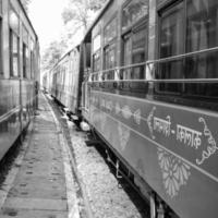 speelgoed- trein in beweging Aan berg helling, mooi visie, een kant berg, een kant vallei in beweging Aan spoorweg naar de heuvel, tussen groen natuurlijk Woud. speelgoed- trein van kalka naar shimla in Indië foto