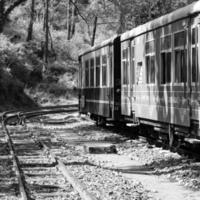 speelgoed- trein in beweging Aan berg helling, mooi visie, een kant berg, een kant vallei in beweging Aan spoorweg naar de heuvel, tussen groen natuurlijk Woud. speelgoed- trein van kalka naar shimla in Indië foto