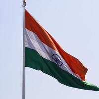 indiase vlag hoog op connaught plaats met trots in blauwe lucht, indiase vlag wapperen, indiase vlag op onafhankelijkheidsdag en republiek dag van india, tilt-up shot, wuivende indische vlag, har ghar tiranga foto