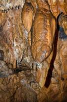 groot stalactieten in kalksteen grotten bezocht door speleologen foto