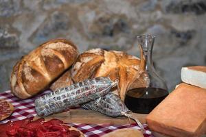 tafel Aan de boerderij met salami brood wijn en lokaal kazen foto