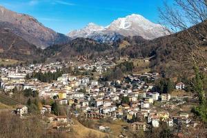 visie van de dorp van serina in de Brembana vallei Bergamo Italië foto