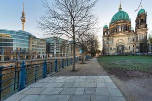 berlijn kathedraal en TV toren met rivier- Spree foto