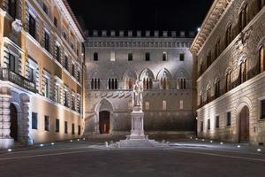 salimbeni plein in siena. met de monument van sallustio bandini foto