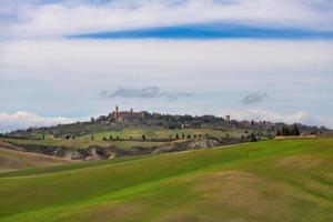 de val d'orcia in Toscane Italië met de middeleeuws dorp van pienza foto