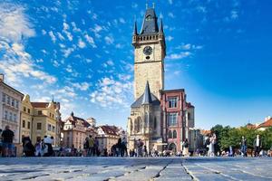 oud stad- plein in Praag met de sterrenkundig klok toren foto