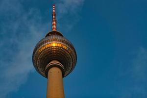 televisie toren in alexanderplatz in berlijn, de zon van de zonsondergang is gespiegeld foto