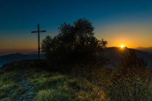 top kruis Bij zonsondergang foto