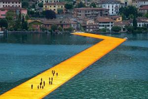 de drijvend pieren. de artiest christus loopbrug Aan meer iseo. eerste geaccrediteerd fotografen in de dag voordat de opening foto