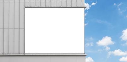 bespotten omhoog wit achtergrond aanplakbord Aan gebouw met blauw lucht achtergrond. knipsel pad voor mockup foto