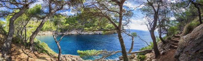 panoramisch afbeelding van eenzaam strand Aan Mallorca eiland foto