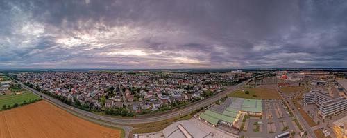 dar panorama over- Duitse gemeente andere stad in zuidelijk hesse gedurende zonsondergang foto