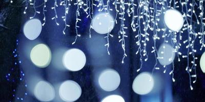 blauw lichten bokeh van Kerstmis vakantie slingers, wazig feestelijk achtergrond, abstract lichten foto