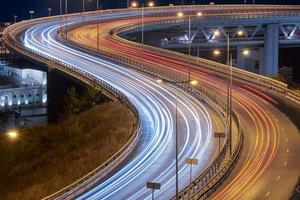 snelweg bij nachtverlichting foto