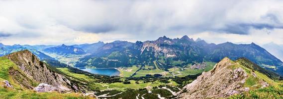 panoramisch afbeelding over- tannheimer vallei in Oostenrijk foto