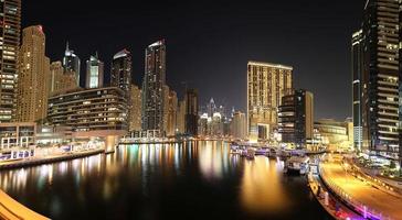 afbeelding van verlichte wolkenkrabbers van Dubai jachthaven foto