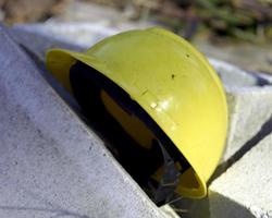 een geel bouw arbeiders helm foto