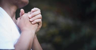 banier met kopiëren ruimte van vrouw handen bidden naar god Aan natuur achtergrond. panorama van vrouw persoon aanbidden met geloof en liefde. concept van geloof, Christendom, vertrouwen, vrede, hoop foto